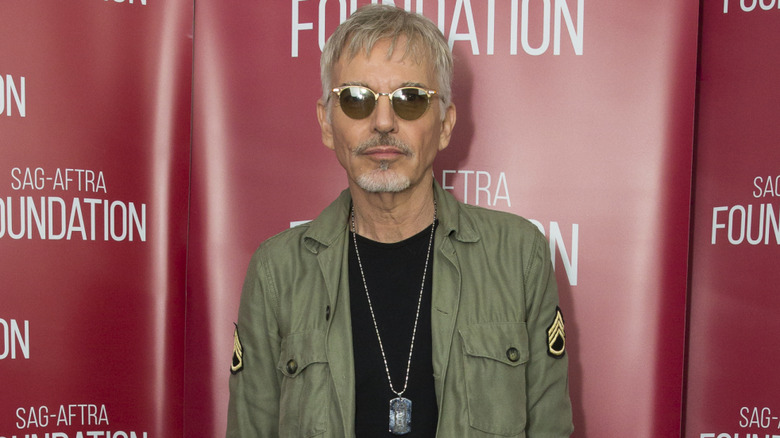 Billy Bob Thornton portant une veste militaire sur le tapis rouge