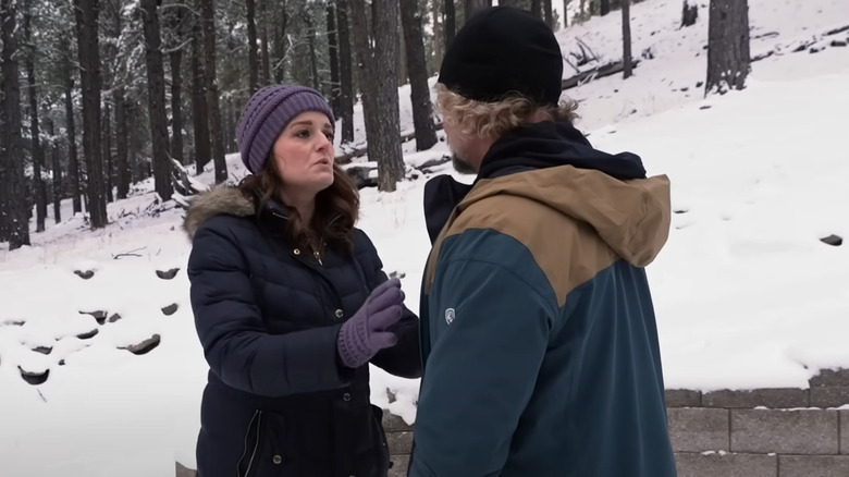 Robyn et Kody Brown parlent sur une colline enneigée