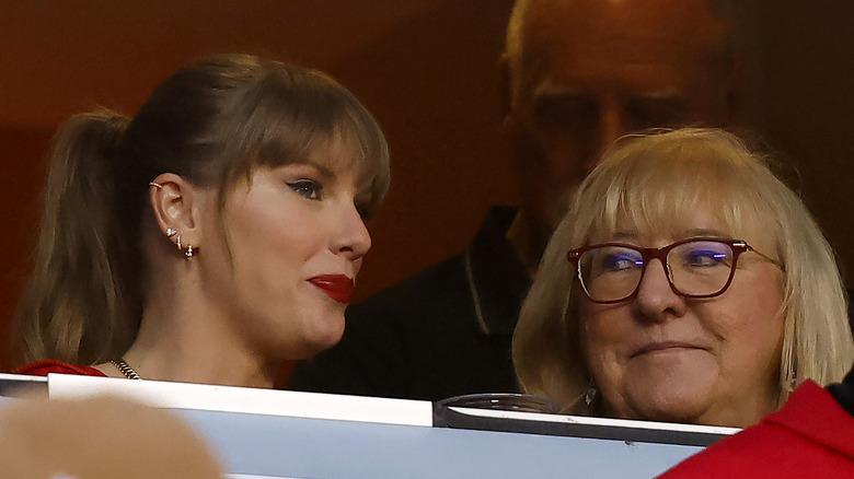 Donna Kelce regarde Taylor Swift lors d'un match des Chiefs