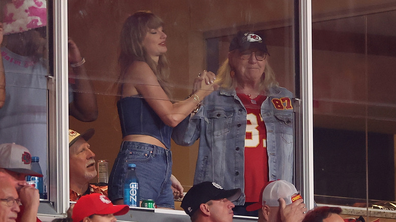 Taylor Swift tenant la main de Donna Kelce