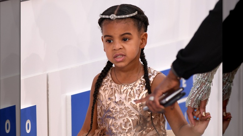 Blue Ivy Carter porte un diadème argenté