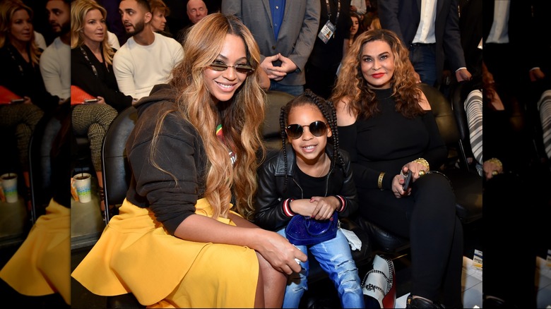 Blue Ivy Carter pose avec Beyoncé et Tina Knowles