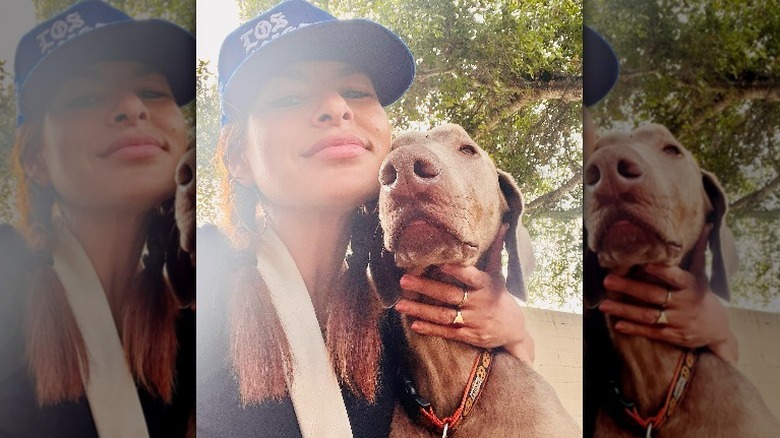 Eva Mendes posant avec son chien