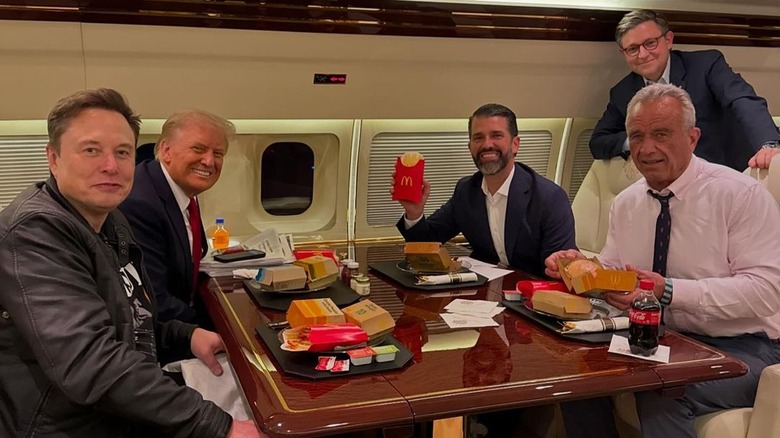 Donald Trump, Donald Trump Jr., Elon Musk et Robert F. Kennedy Jr. mangent McDonald's dans un avion