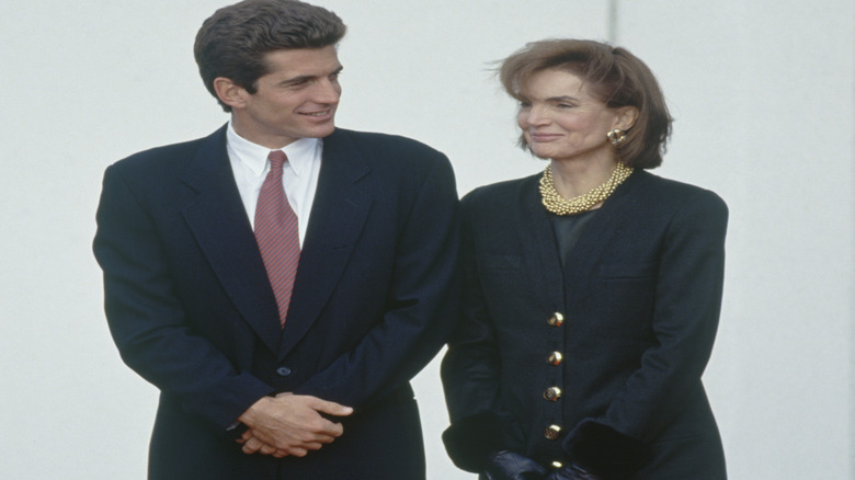 John F. Kennedy Jr. avec sa mère Jackie Kennedy