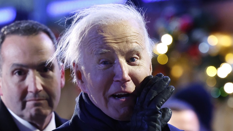 Le président Joe Biden quitte la 102e cérémonie nationale d’éclairage du sapin de Noël (2024)