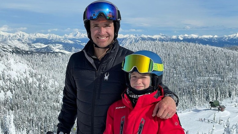 Drew Baylen, posant avec Bowen lors d'un voyage de ski