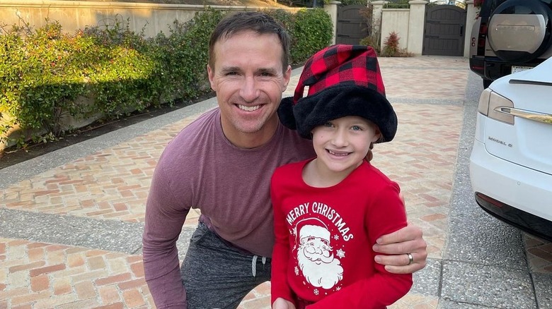 Drew Brees posant avec Rylen Brees, tous deux souriants