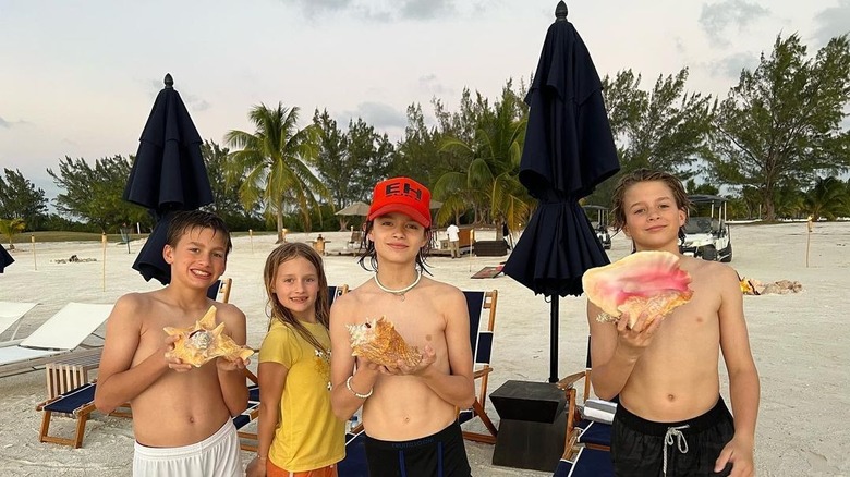 Baylen, Bowen, Callen et Rylen, posant à la plage