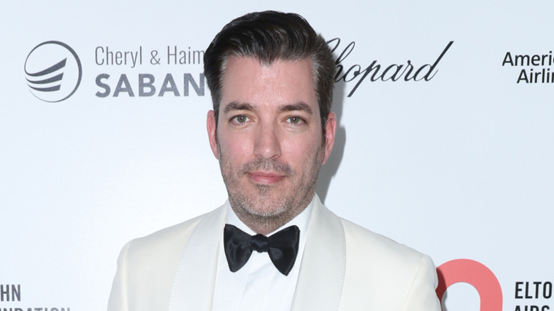 Jonathan Scott en smoking blanc