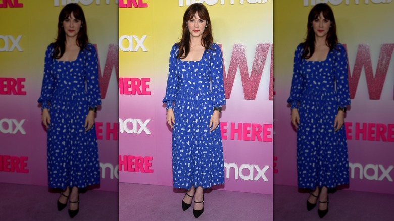 Zooey Deschanel dans une robe violette