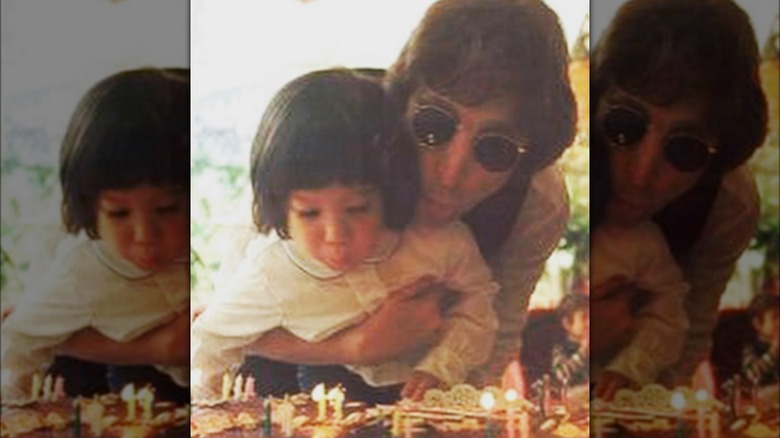 Sean Ono Lennon souffle ses bougies d'anniversaire avec John Lennon