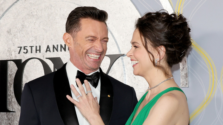 Hugh Jackman et Sutton Foster rient