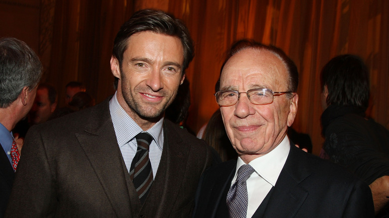 Hugh Jackman et Rupert Murdoch posant ensemble en costume