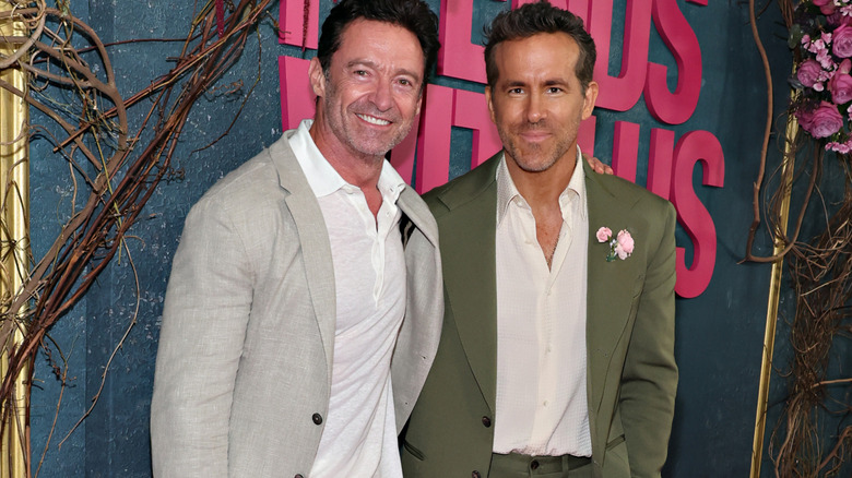 Hugh Jackman et Ryan Reynolds posant ensemble