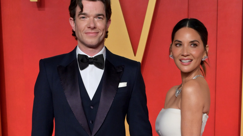 John Mulaney et Olivia Munn assistent à une remise de prix et posent en tenue de soirée