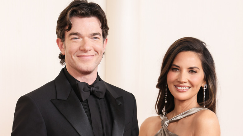 John Mulaney et Olivia Munn posant