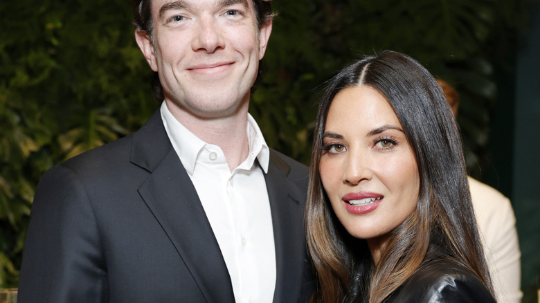 John Mulaney et Olivia Munn s'embrassant