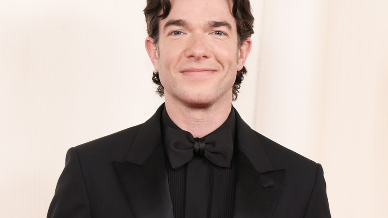 John Mulaney vêtu de noir