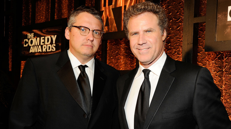 Adam McKay et Will Ferrell posant ensemble sur le tapis rouge des Comedy Awards à une époque plus heureuse.