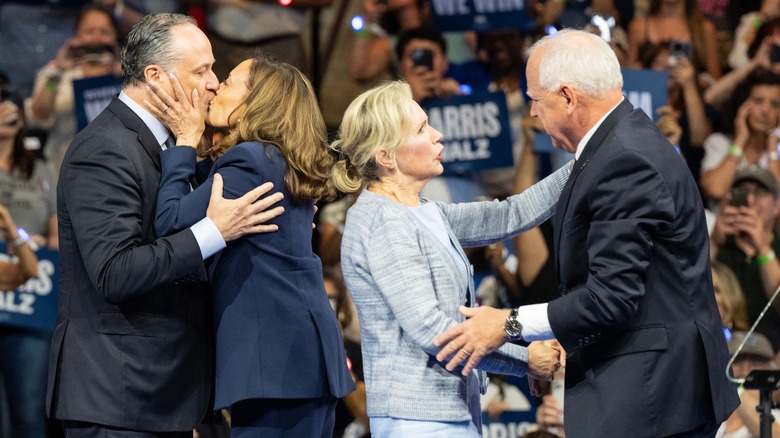 Kamala Harris et Tim Walz saluant leurs conjoints