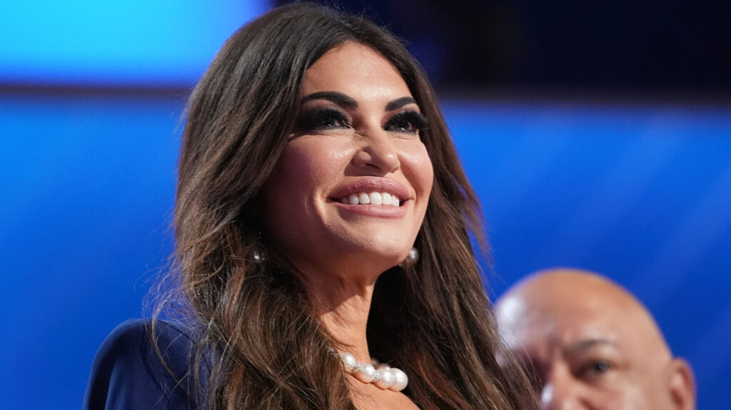 Kimberly Guilfoyle est à peine reconnaissable avec un carré blond