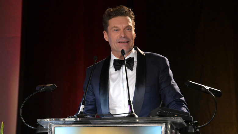 Ryan Seacrest parle au micro en smoking