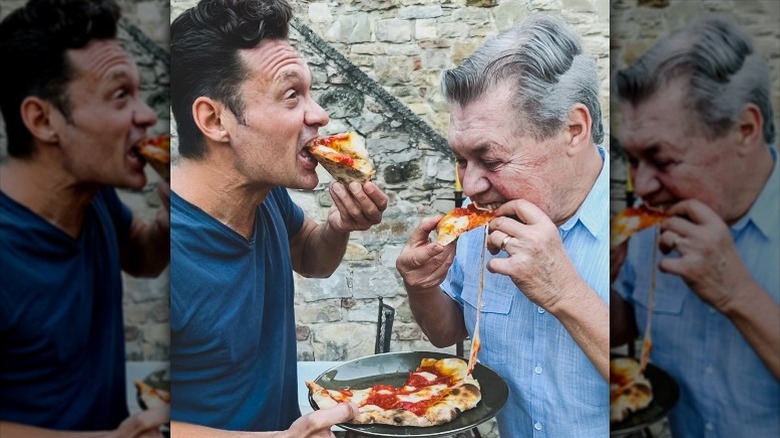 Ryan Seacrest mange une pizza avec son père