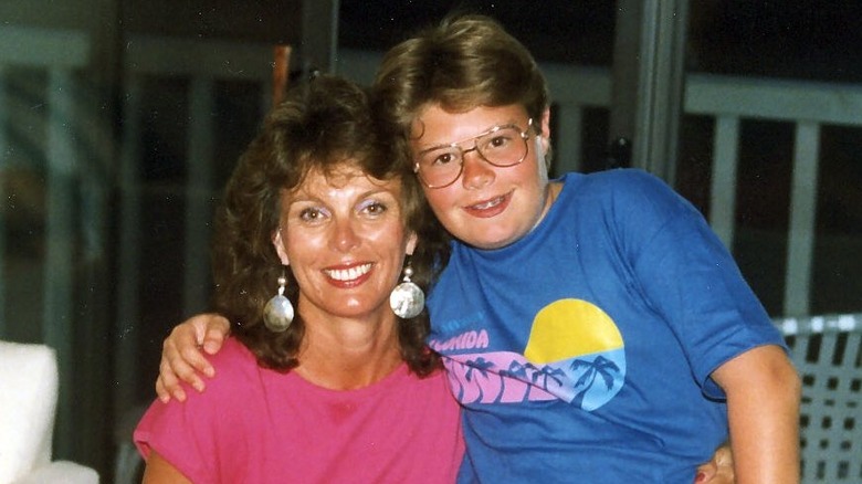 Le jeune Ryan Seacrest pose avec sa mère