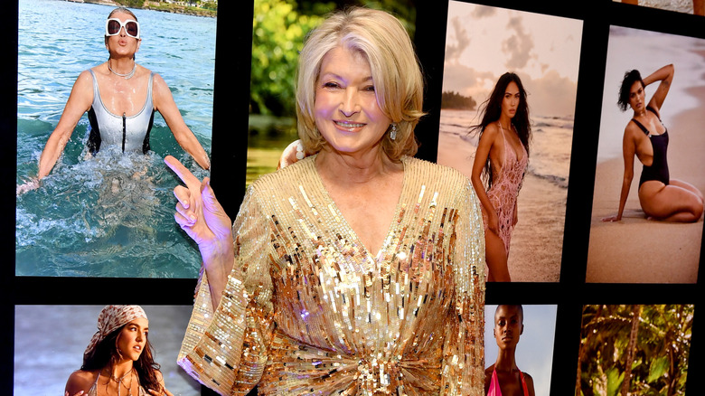 Martha Stewart montre une de ses photos de Sports Illustrated.