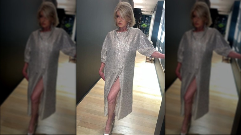 Martha Stewart posant dans une robe scintillante avec une fente audacieuse.