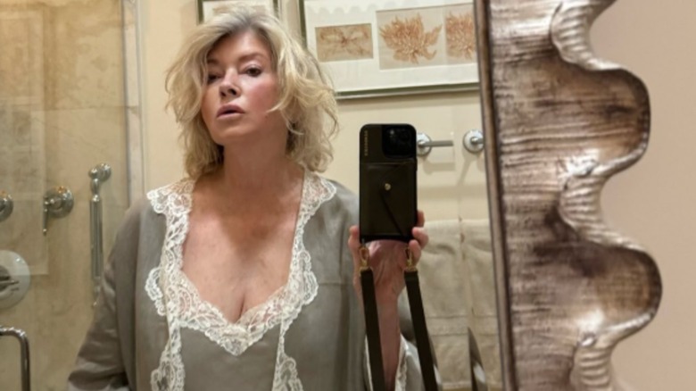 Martha Stewart posant pour un selfie en pyjama.