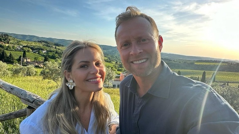 Candace Cameron Bure et Valeri Bure posant pour un selfie en Italie