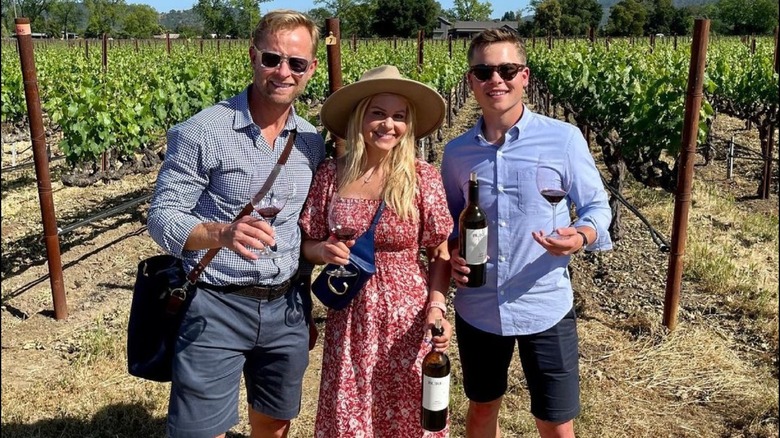 Valeri Bure, Candace Cameron Bure et Lev Bure tenant des bouteilles et des verres de vins de la famille Bure