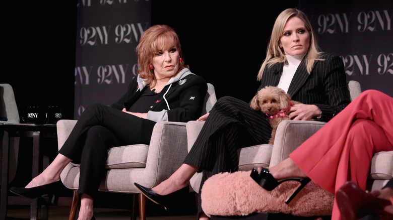 Joy Behar et Sara Haines regardent dans la même direction lors d'une discussion derrière la table