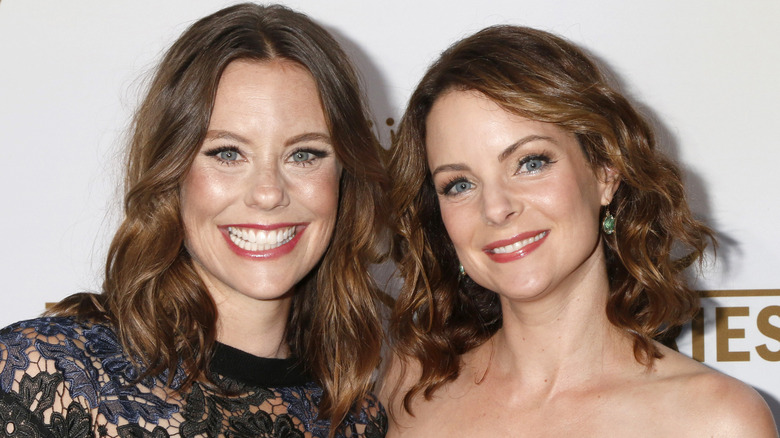 Ashley Williams et sa sœur Kimberly Williams-Paisley posant à la tournée Hallmark Channel et Hallmark Movies and Mysteries 2017 Summer TCA