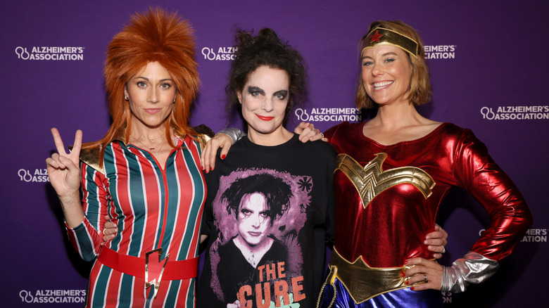 Nikki DeLoach, Kimberly Williams-Paisley et Ashley Williams portant des costumes lors d'un événement caritatif de l'Association Alzheimer