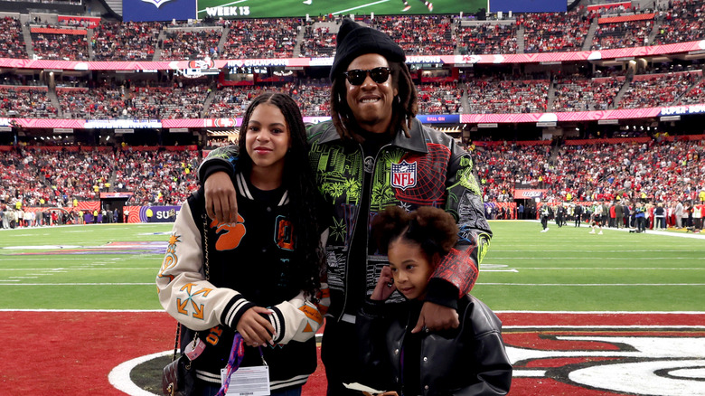 Jay-Z pose avec Blue Ivy et Rumi au Super Bowl en 2024