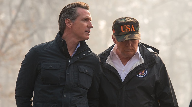 Gavin Newsom et Donald Trump marchant