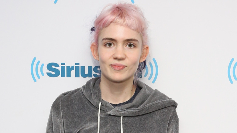 Grimes pose à SiriusXMU en 2015