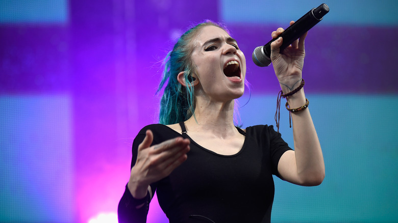 Grimes se produisant en 2014