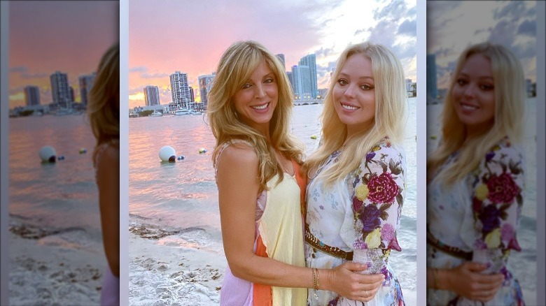 Marla Maples pose avec Tiffany Trump sur une plage de Miami