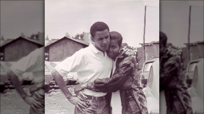 Le jeune Barack et Michelle Obama s'embrassent