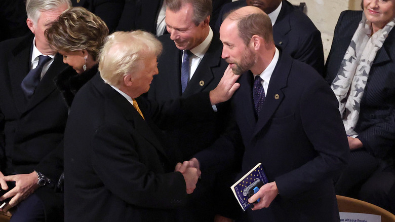 Donald Trump serrant la main du prince William