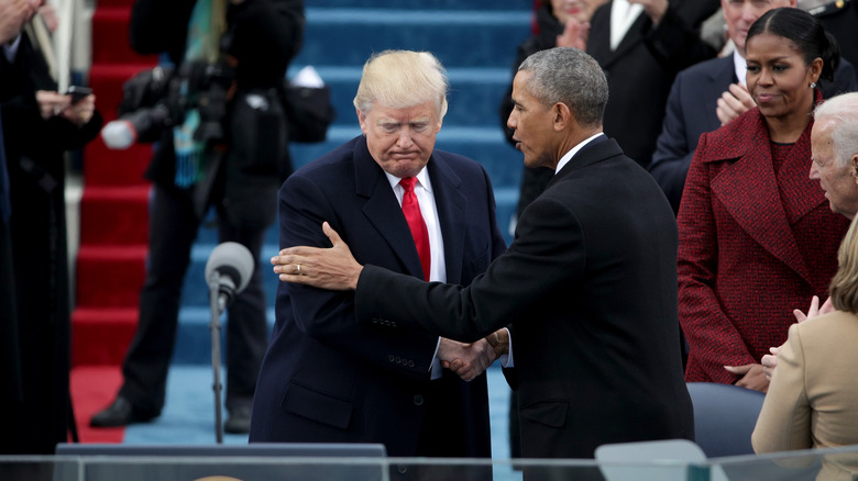 Barack Obama pose la main sur le bras de Donald Trump