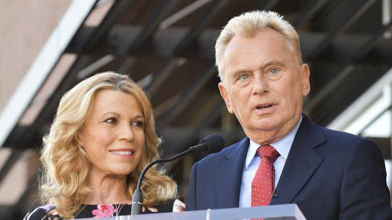 Vanna White regarde Pat Sajak avec amour