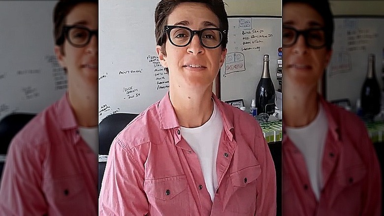 Rachel Maddow posant sans maquillage