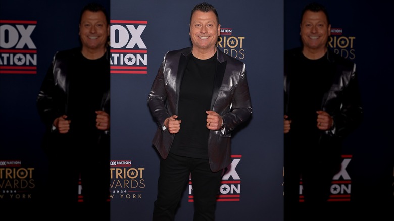 Jimmy Failla posant aux Fox Nation Patriot Awards.