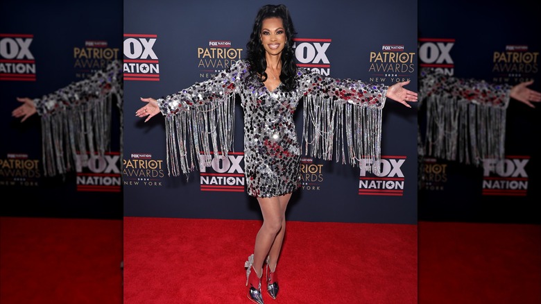 Harris Faulkner posant sur le tapis rouge des Patriot Awards 2024.