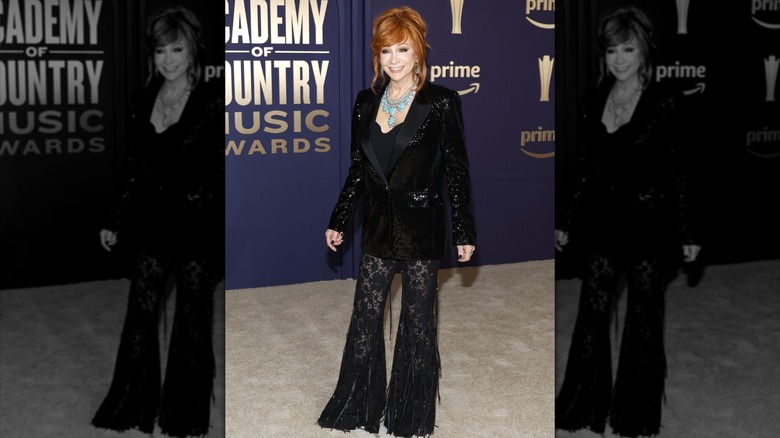 Reba McEntire en robe Ralph Lauren aux Country Music Awards